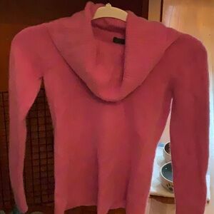 Classic cashmere cowl neck Pink sweater. Small.